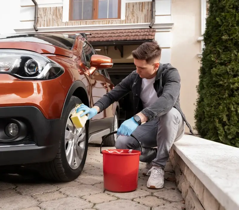Lavage auto à domicile Chalencon : professionnel intervenant sur un véhicule